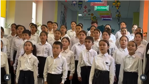 💐 Оқу-ағарту министрлігінің «Ұстазыңды құттықта!» челленджіне үн қосқан Ахмет Байтұрсынұлы атындағы орта мектеп оқушылары барша ұстаздарға жүректен шыққан «Ардақты ұстазым» әнін арнайды. 🎶